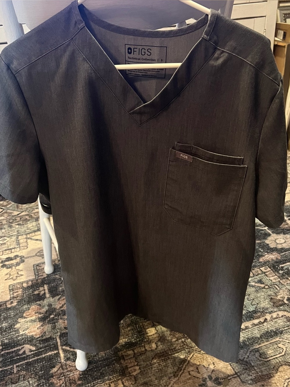 FIGS graphite V-Neck Scrub Top/pants set
Size S, S/T